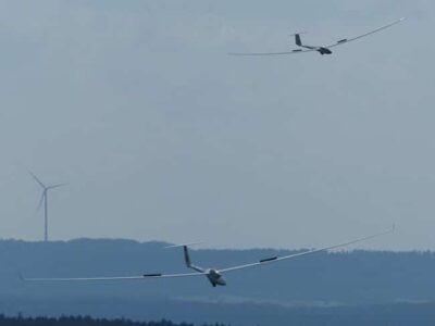 2 Segelflieger am Himmel