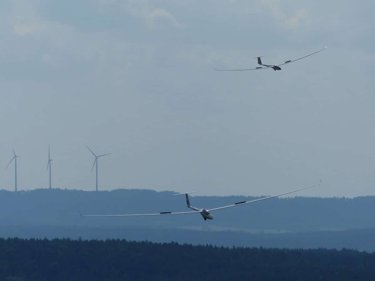 2 Segelflieger am Himmel