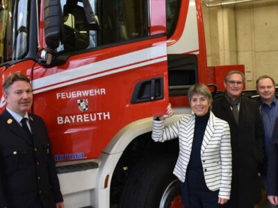 Merk-Erbe mit Vertretern von Feuerwehr und Stadtrat vor dem neuen Auto