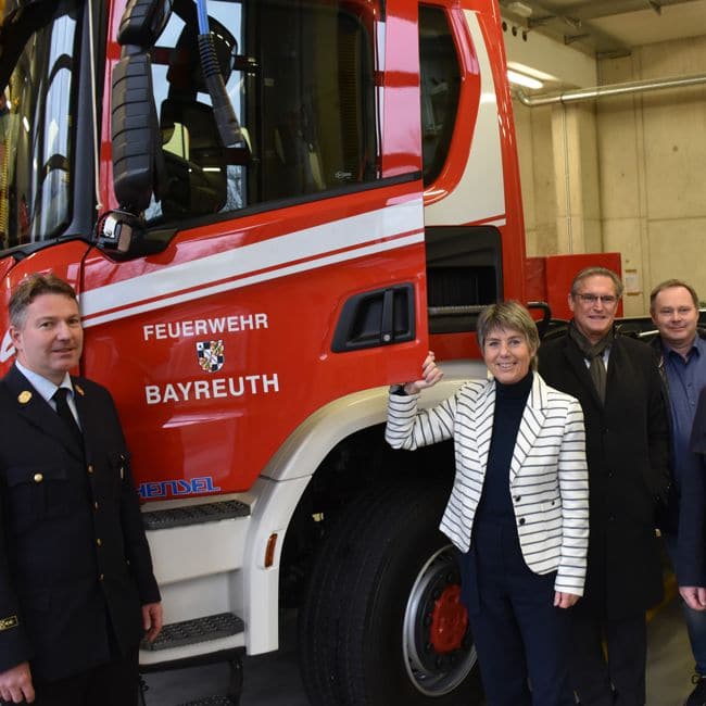 Merk-Erbe mit Vertretern von Feuerwehr und Stadtrat vor dem neuen Auto