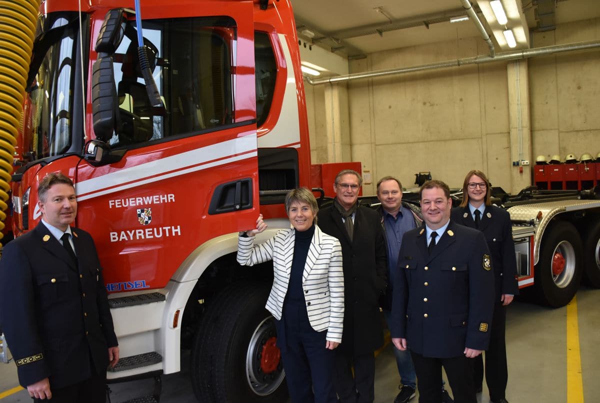 Merk-Erbe mit Vertretern von Feuerwehr und Stadtrat vor dem neuen Auto
