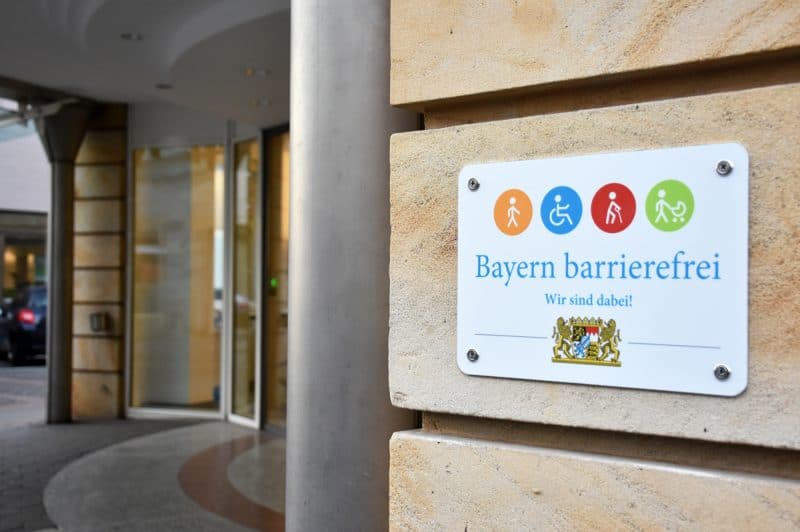 Signet "Bayern barrierefrei" an der Fassade des RW21. | Foto: Andreas Türk