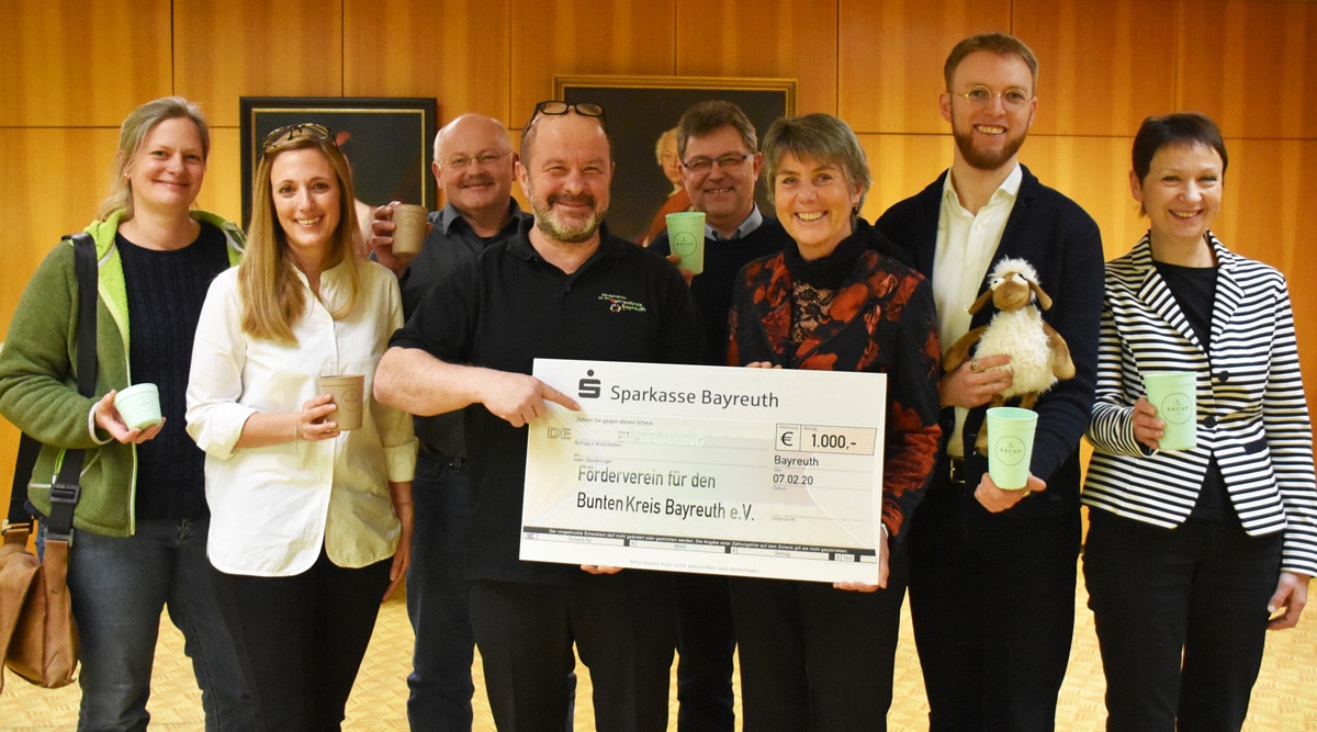 Unser Foto zeigt (von links): Beate Went und Steffi Rogler vom Förderverein für den Bunten Kreis Bayreuth, Stadtbauhof-Leiter Bernd Sellheim, Engin Gülyaprak (1. Vorsitzender des Fördervereins für den Bunten Kreis Bayreuth), Dr. Peter-Michael Habermann (Sachgebietsleiter Abfallwirtschaft des Landkreises Bayreuth), Oberbürgermeisterin Brigitte Merk-Erbe, Simon Beyer (Kaffeemanufaktur Crazy Sheep) und die stellvertretende Landrätin Christa Reinert-Heinz. | Foto: Andreas Türk