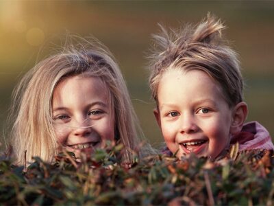 2 lachende Kinder