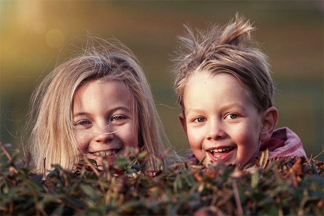 2 lachende Kinder