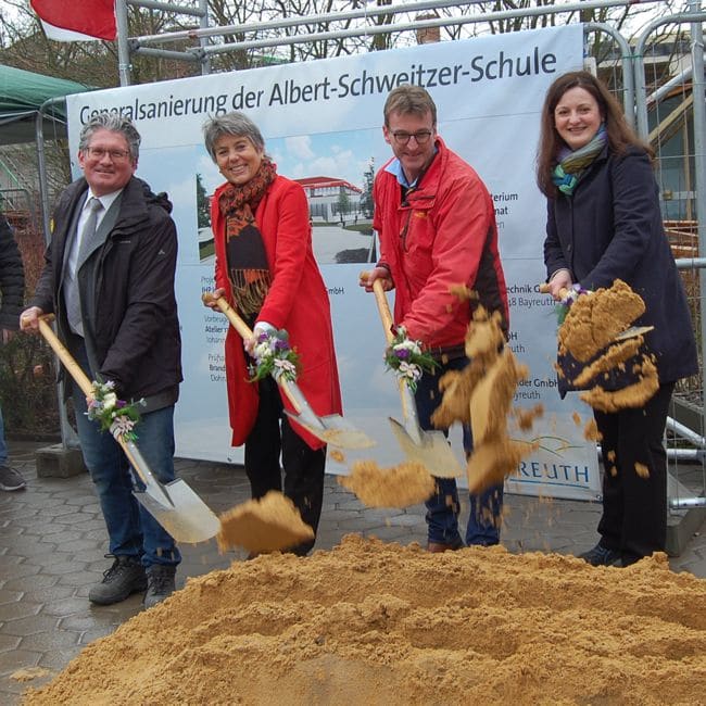 Roland Schuster von g | s Architekten, Oberbürgermeisterin Brigitte Merk-Erbe, Schulleiter Ulrich Zahn und Kathrin Berger, Leiterin des städtischen Hochbauamtes beim Spatenstich.