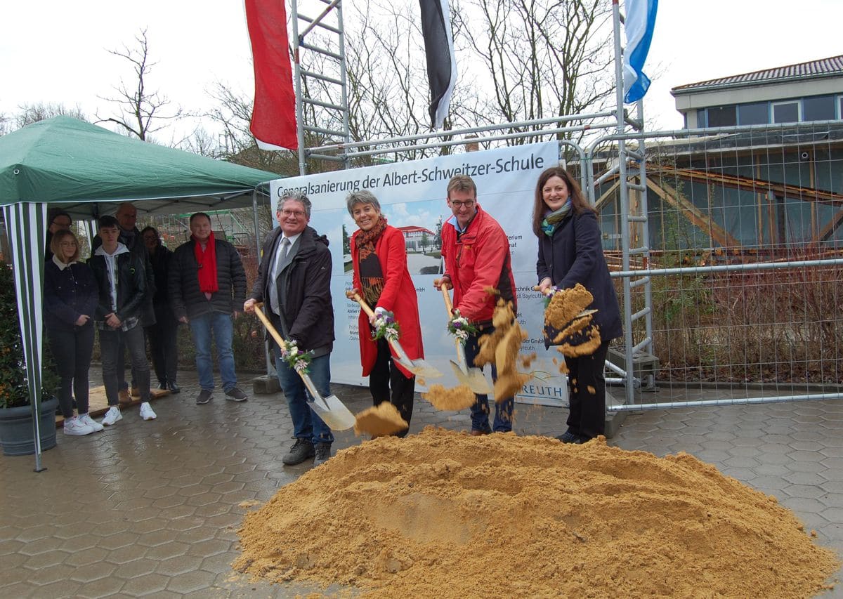 Roland Schuster von g | s Architekten, Oberbürgermeisterin Brigitte Merk-Erbe, Schulleiter Ulrich Zahn und Kathrin Berger, Leiterin des städtischen Hochbauamtes beim Spatenstich.
