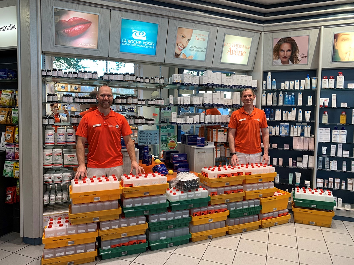Dr. Jens Landwehr (rechts) und Dr. Andreas Paul von der Rathaus-Apotheke mit den 400 Litern Handdesinfektionsmitteln.
