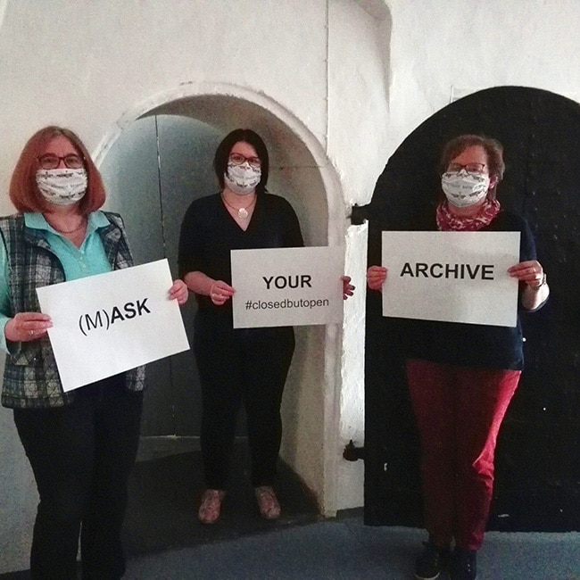Unter dem Motto „(M)ASK YOUR ARCHIVE“ macht das Stadtarchiv darauf aufmerksam, dass es jederzeit für interessierte Bürger/innen zur Verfügung steht – per E-Mail, Telefon oder Post.