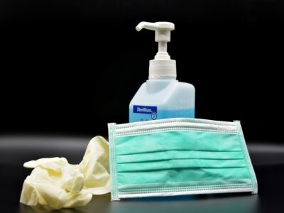 Pixabay_Corona-hand-disinfection-4954840 Munschutz-Maske und eine Flasche Desinfektionsmittel