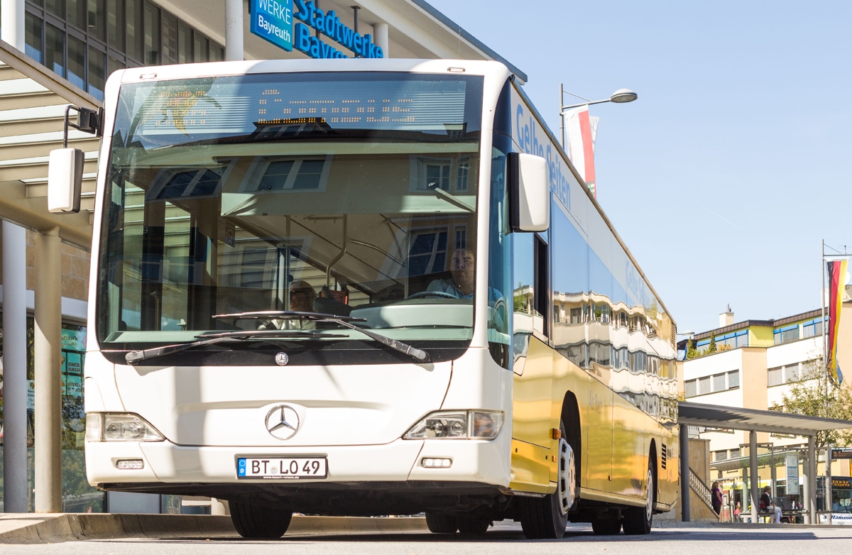 Bus der Stadtwerke Bayreuth an der Zentralen Omnibus-Haltestelle.