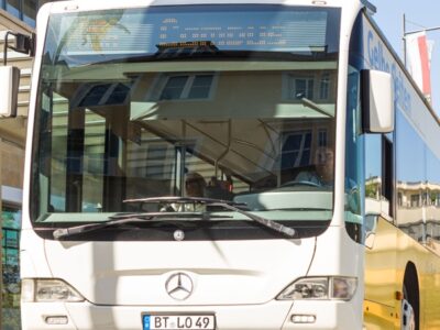 Bus der Stadtwerke Bayreuth an der Zentralen Omnibus-Haltestelle.