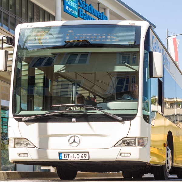 Bus der Stadtwerke Bayreuth an der Zentralen Omnibus-Haltestelle.