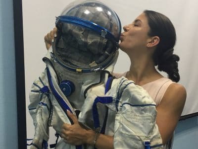 Astronautin Laura Winterling mit Raumanzug