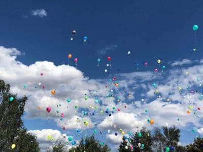 Bunte Luftballons steigen in den Himmel