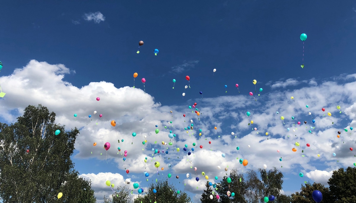 Bunte Luftballons steigen in den Himmel