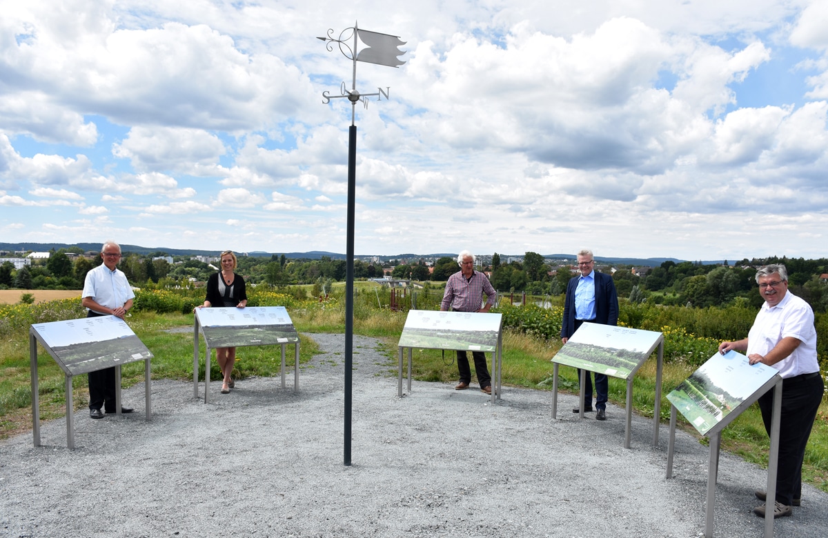 Präsentation der Infotafeln auf dem Aussichtshügel in der Wilhelminenaue