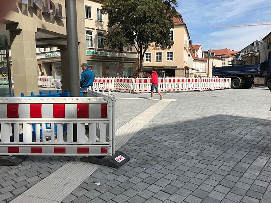 Baustelle am Sternplatz mit Absperrzäunen und neu verlegten Bodenindikatoren.