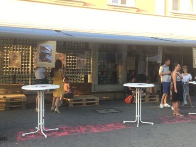 Menschen vor dem Eingang RW11
