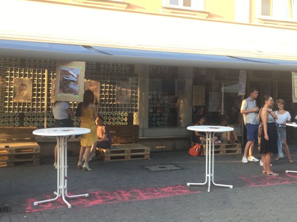 Menschen vor dem Eingang RW11