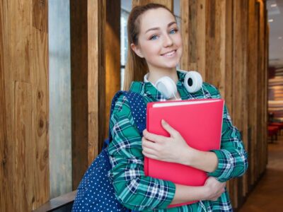 Junge Frau mit Schulmappe