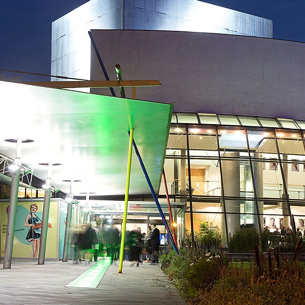 Beleuchtete Außenansicht des Theaters Hof.