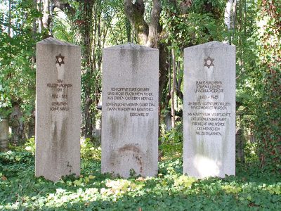 Gedenkstelen für die jüdischen Opfer auf dem jüdischen Friedhof Bayreuth, Nürnberger Straße