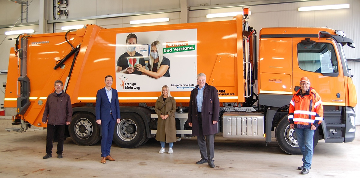 685_Let's-go-Mehrweg Dr. Peter-Michael Habermann, Fachbereichsleiter Abfallwirtschaft beim Landratsamt, Landrat Florian Wiedemann, Nina Titus von Radio Mainwelle (gleichzeitig ein Gesicht der Kampagne), Oberbürgermeister Thomas Ebersberger und Bernd Sellheim, Leiter des Stadtbauhofs.