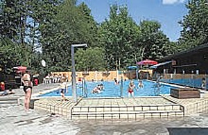 Spielende Kinder im Schwimmbecken des Altstadtbades.