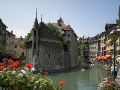 Malerische Altstadt von Annecy mit Fluss.