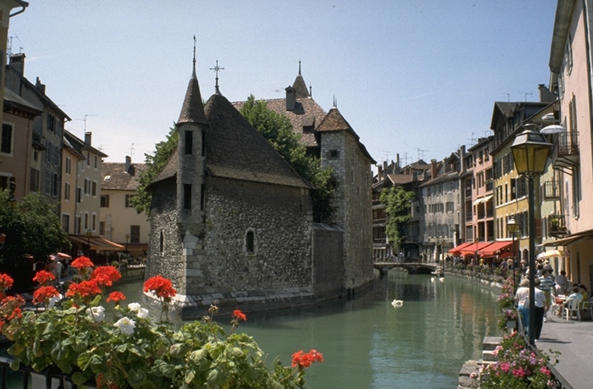 Malerische Altstadt von Annecy mit Fluss.