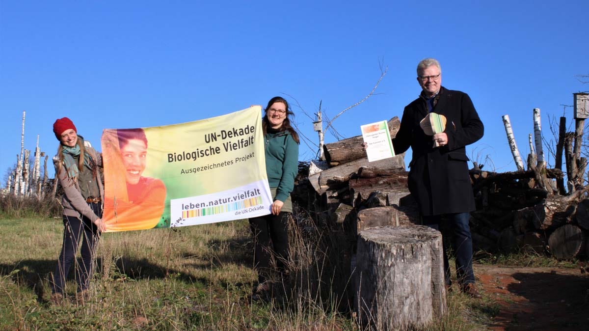 Auszeichnung_Die-Summer-eV.b Der Vorstand von Die Summer e.V. nimmt die Auszeichnung als Projekt der UN-Dekade biologische Vielfalt an (von links: Isabell Niclas, Stefanie Propp, Oberbürgermeister Thomas Ebersberger). | Foto: Lennart Dittmer