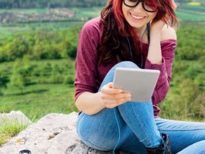 Junge Frau liest auf einem Reader