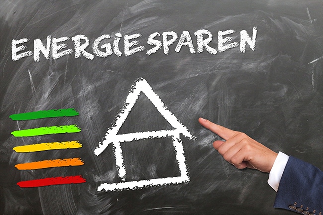 Tafel auf der Energiesparen steht