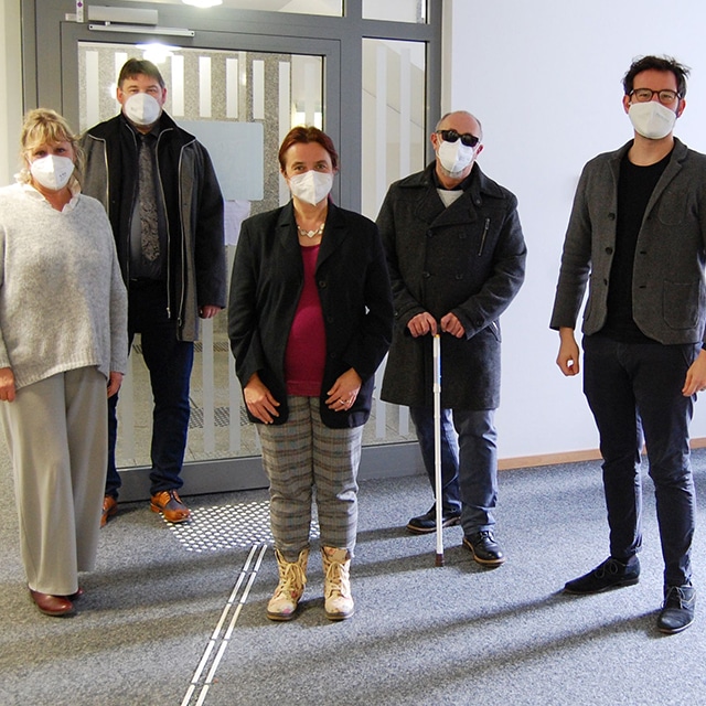 Margit Lebershausen (Fachstelle Inklusion), Axel Höhmann (Mitglied des Behindertenbeirates), Behindertenbeauftragte Bettina Wurzel, Reinhold Richter (1. Vorsitzender des Behindertenbeirates) und 2. Bürgermeister Andreas Zippel (zuständig für den Fachbereich Inklusion).
