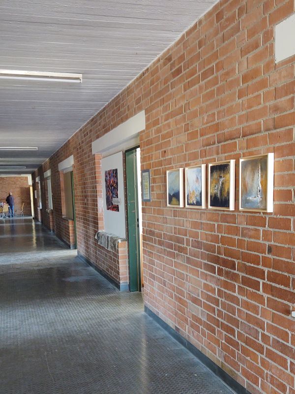 Raum mit Bildern an der Wand