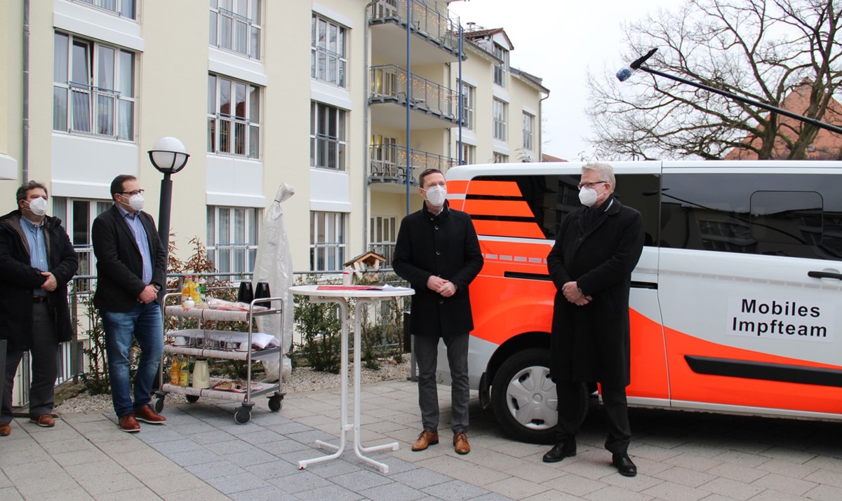 Impfstart Landrat Wiedemann und Oberbürgermeister Ebersberger vor dem Hospitalstift Bayreuth.