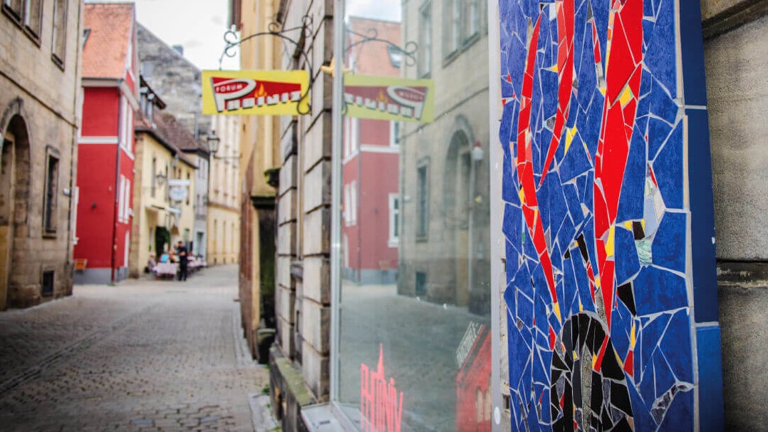 Blick entlang der Häuserfassaden in das Gassenviertel.