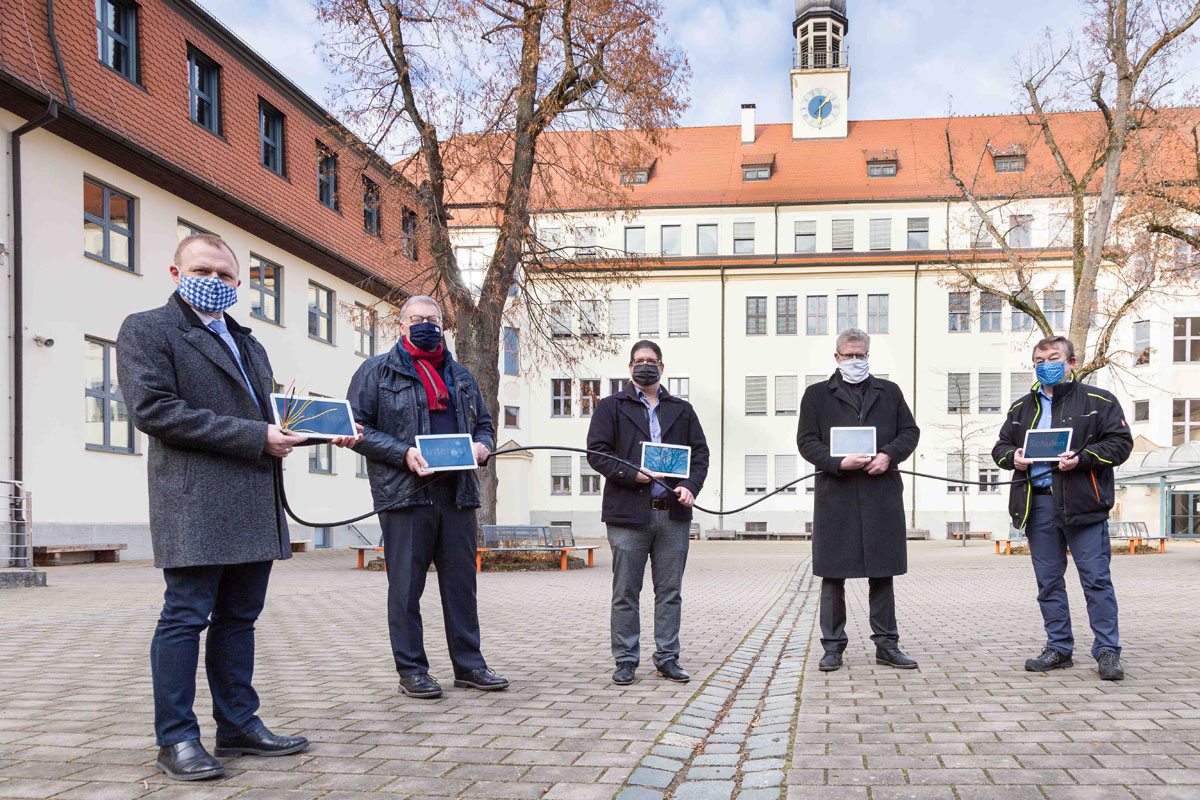 Von links: Christian Kramer (Schulleiter GMG), Jürgen Bayer (Geschäftsführer Stadtwerke Bayreuth), Sven Schorer (Prokurist und Teil der Geschäftsführung von TMT), Oberbürgermeister Thomas Ebersberger und Peter Maisel (Geschäftsführer TMT)