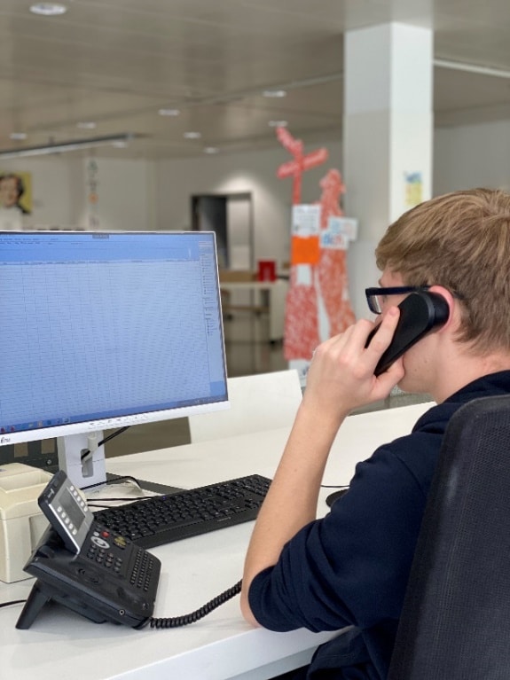 Bildschirm und ein Mann der telefoniert