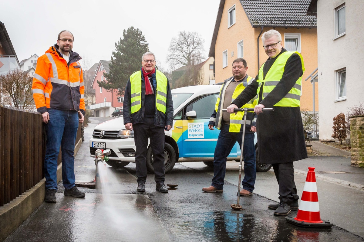 Nehmen die erneuerte Wasserleitung in Betrieb (von links): Udo Ewert (Bauleiter ASK), Jürgen Bayer (Geschäftsführer Stadtwerke Bayreuth), Jochen Klughardt (Netzbaustellenkoordinator Stadtwerke Bayreuth), Oberbürgermeister Thomas Ebersberger. | Foto: Stadtwerke Bayreuth