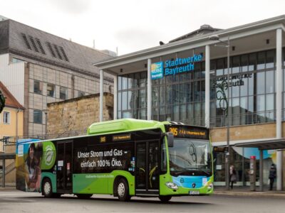 Stadtbus an der Zentralen Omnibus-Haltestelle.dem