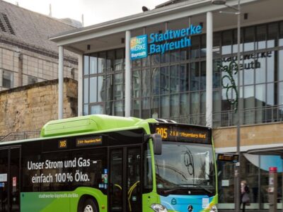 Stadtbus vor dem Kundencenter der Stadtwerke an der Zentralen Omnibus-Haltestelle.