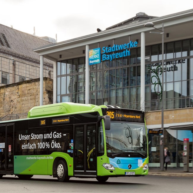 Stadtbus vor dem Kundencenter der Stadtwerke an der Zentralen Omnibus-Haltestelle.
