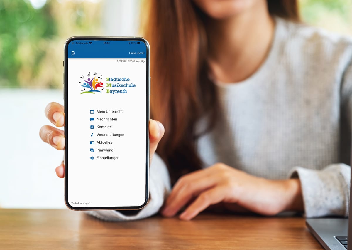 Handy mit Startseite der Musikschul-App