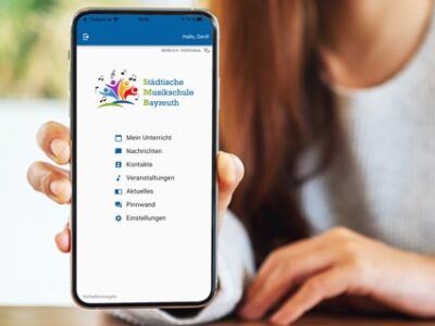 Handy mit Startseite der Musikschul-Appl