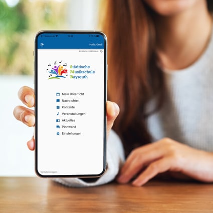 Handy mit Startseite der Musikschul-Appl