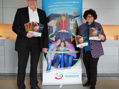 Oberbürgermeister Thomas Ebersberger und Ingrid Heinritzi-Martin, Vorsitzende des Arbeitskreises „Alleinerziehende Familien“ des Familienbündnisses Bayreuth, präsentieren den neu aufgelegten Ratgeber.