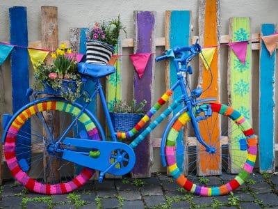 blaues Fahrrad mit bestrickten Reifen