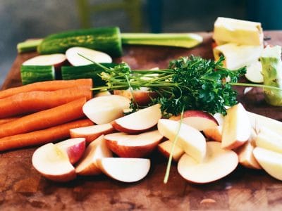 Schneidbrett mit geschnittenem Obst und Gemüse
